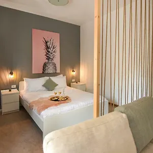 Best Location Old Town - New Studio דירה