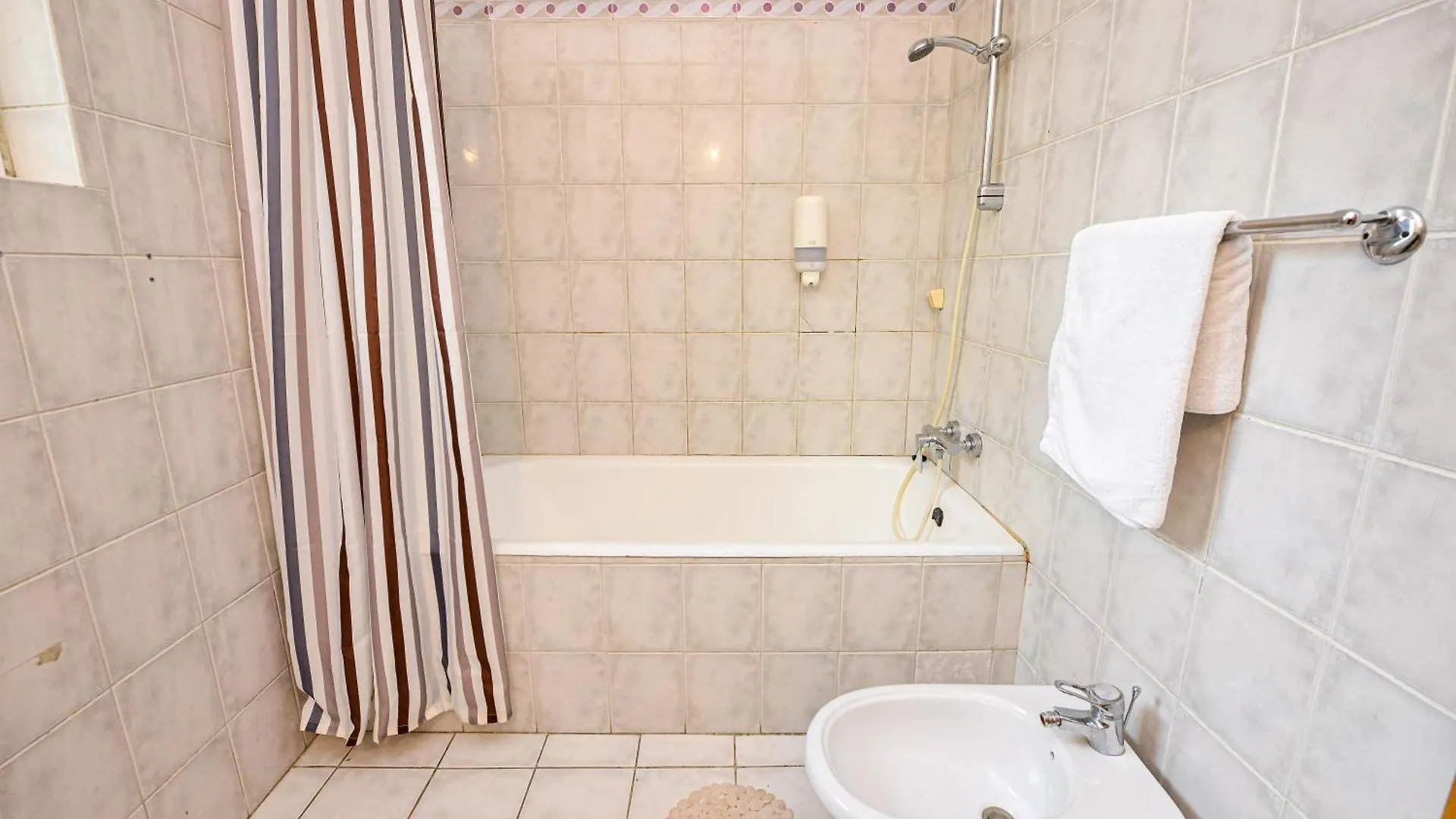 The Lincoln Suites - Central Shabbat Friendly Apartments Bucharest Romania